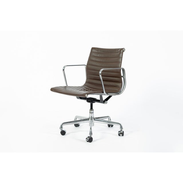 Set of 4 Eames Herman Miller Office Chairs, Brown Leather Thin Pad Aluminum Group For Sale - Image 11 of 18