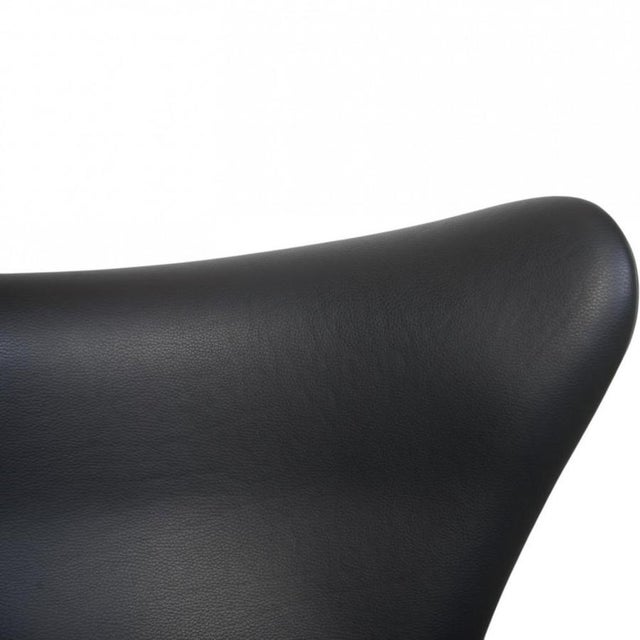Egg Chair in Black Aura Leather by Arne Jacobsen, 2016 For Sale - Image 4 of 18