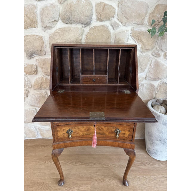 Beautiful walnut veneer and wooden Edwardian bureau with key. This is a very good quality unit with stunning wood grain....