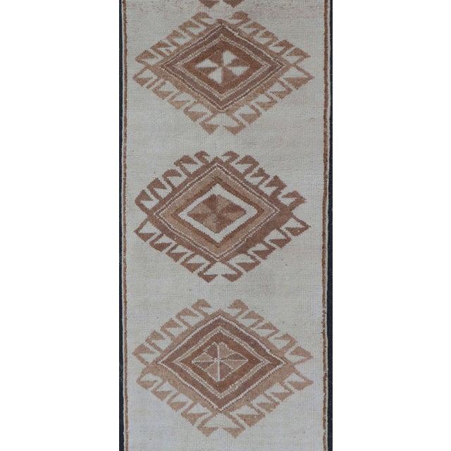 Mid 20th Century Vintage Turkish Tulu Runner With Ivory Field and Soft Brown Diamond Motifs For Sale - Image 5 of 11
