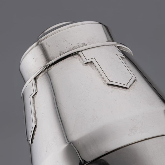 Art Deco English Silver Cocktail Shaker from Walker & Hall, 1939 For Sale - Image 3 of 16