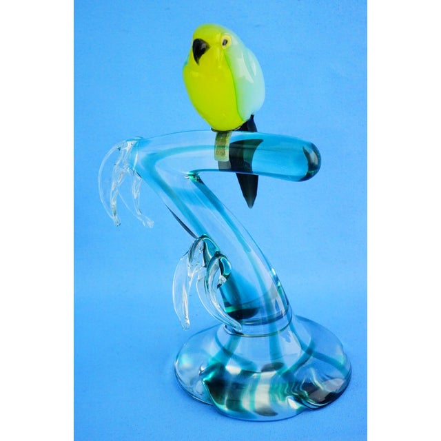 MEASUREMENTS: Height: 25.3 cm; Width: 19.5 cm; Depth: 16 cm; Weight: 1.818 kg Item : Art glass sculpture depicting a...