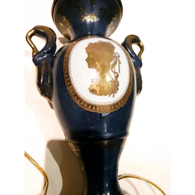 1970s Ethan Allan: Vintage French Sèvres Style Bronze-Mounted Cobalt Blue Hand Painted Porcelain Gold Gilded Table Lamp For Sale - Image 5 of 12