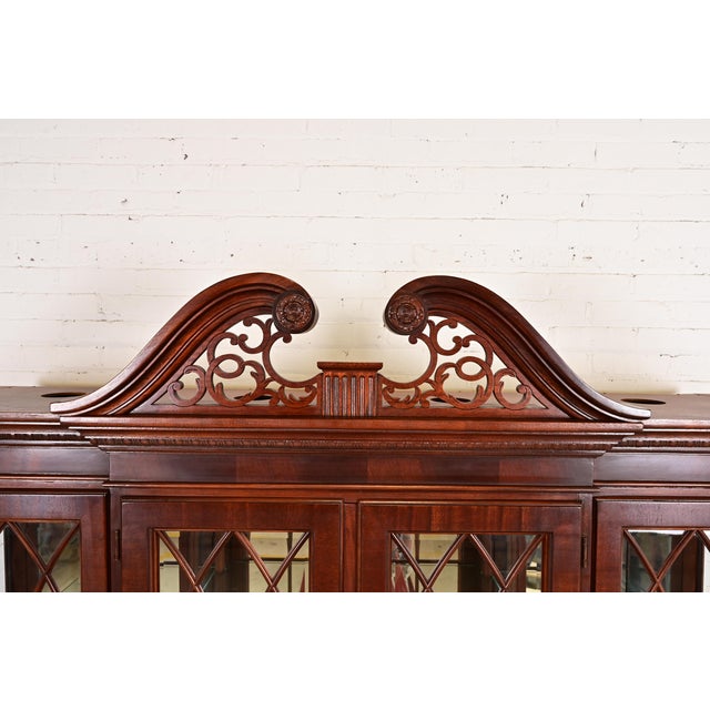 Late 20th Century Ethan Allen Georgian Carved Flame Mahogany Lighted Breakfront Bookcase Cabinet For Sale - Image 11 of 16