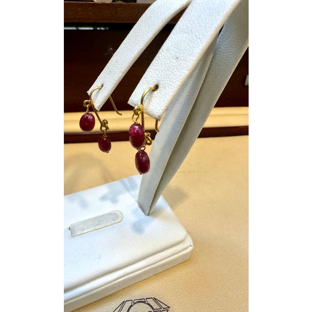 85 Ct Natural Ruby Bead Single Strand Necklace +Matching earrings in 22 K Gold For Sale - Image 12 of 18