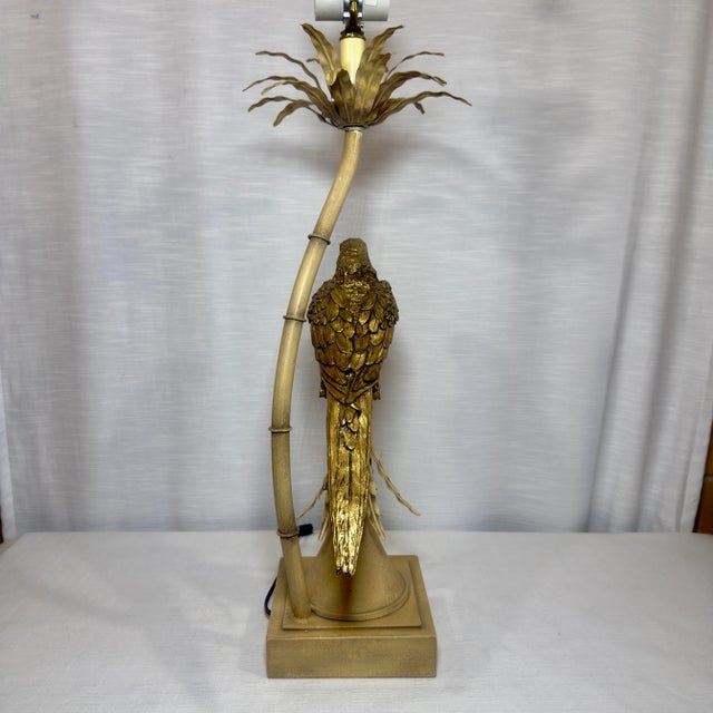 Late 20th Century Vintage Palm Beach Regency Parcel Gilt Parrot Tole Palm Tree Table Lamp – Mid-Century Modern Decor For Sale - Image 5 of 12
