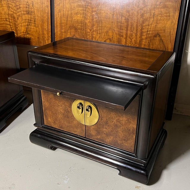 Pair Bernhardt Chinoiserie Asian Nightstand Cabinets With Pull Out Trays For Sale - Image 9 of 17