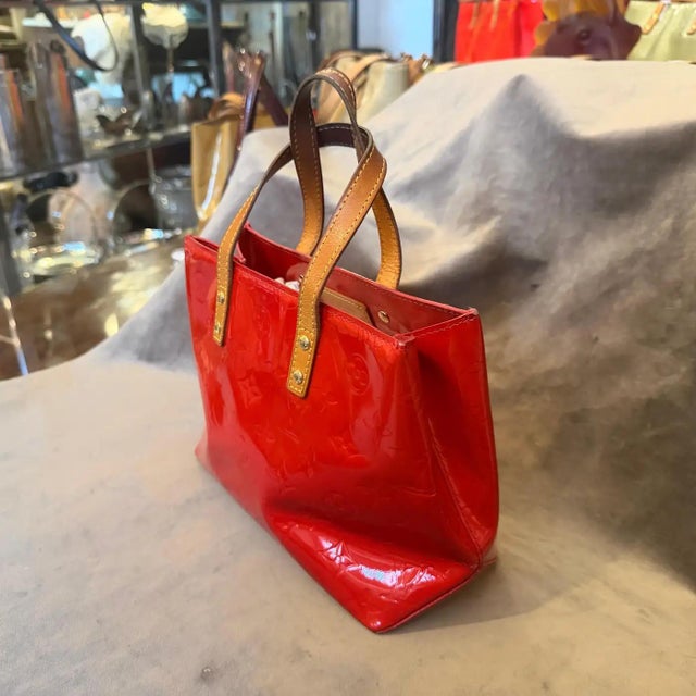 A 2004 Louis Vuitton Red Vernis Patent Leather and Vachetta Reade Hand-Bag For Sale - Image 15 of 18