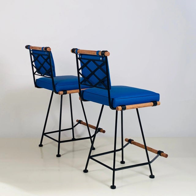 These stools are perfect for spending time comfortably seated at the kitchen counter. Wide seat and padded backrest...