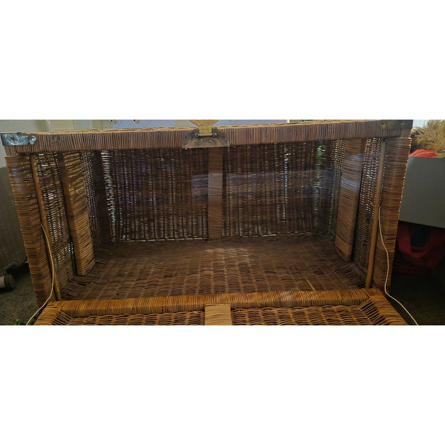 1970s Wicker Rattan Vintage Chinoiserie Brass Trunk Storage Chest Mid 20th Century For Sale - Image 5 of 8