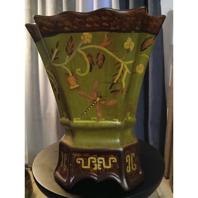 Intervention No. 26 is a study in luxury and raw expression. In this 12-inch ceramic work, Splendidus has applied a bold,...