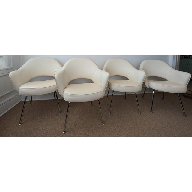 Textile Pair of Authentic Knoll Saarinen Executive Armchairs in Cream Fabric For Sale - Image 7 of 9