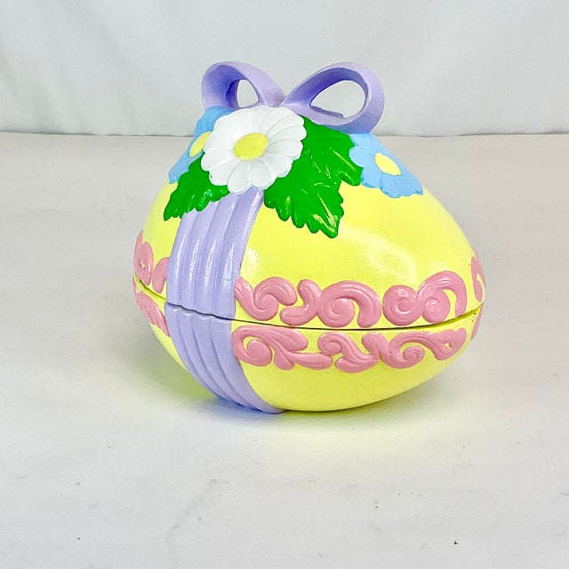 1975 Vintage Americana Folk Art Boho Chic Ceramic Easter Egg Box. For Sale - Image 6 of 11