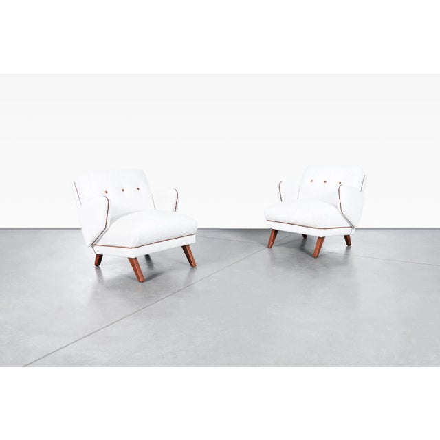 Crafted in the United States during the 1950s, this exceptional pair of mid-century modern lounge chairs embodies the...