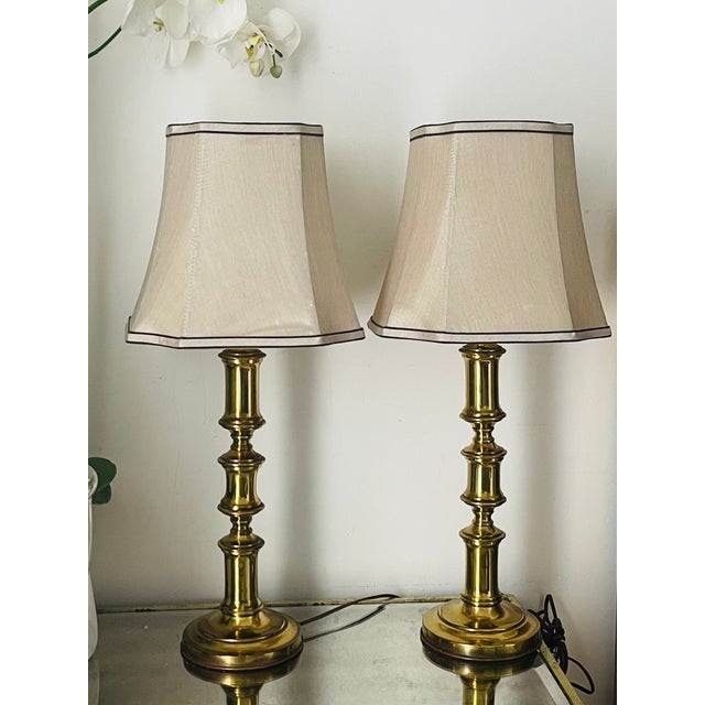 Hollywood Regency 1960s Pair of Brass Table Lamps With Custom Silk Shades For Sale - Image 3 of 4
