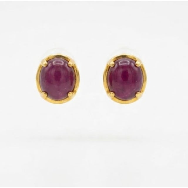 Natural Ruby 10.15cts Earring in 18k Yellow Gold For Sale In New York - Image 6 of 8