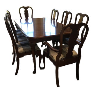 1980s Vintage Pennsylvania House Solid Cherry Extension Table, Clipped Corners, Burl Edges With Two Leaves and 8 Chairs - Set of 9 For Sale