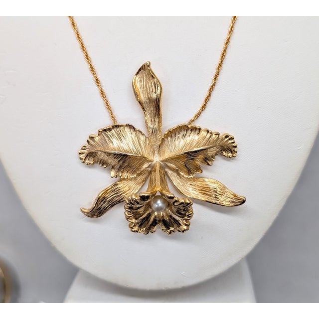 Vintage 1964 Signed Napier Goldtone & Faux-Pearl Orchid Pendant Necklace For Sale - Image 10 of 11