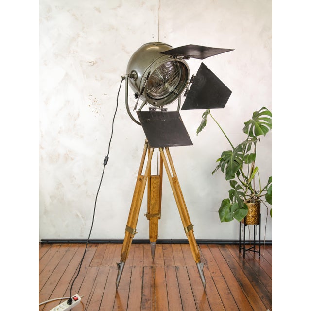 Model 612 The Sputnik Movie Spotlight on Wooden 101 Ama Tripod Floor Lamp by Mole Richardson, 1950s For Sale - Image 4 of 18