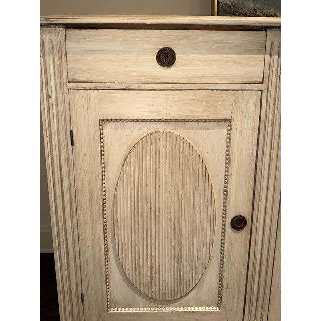 1910s Long Gustavian Style Painted Sideboard/Buffet With Molded Top, For Sale - Image 4 of 4