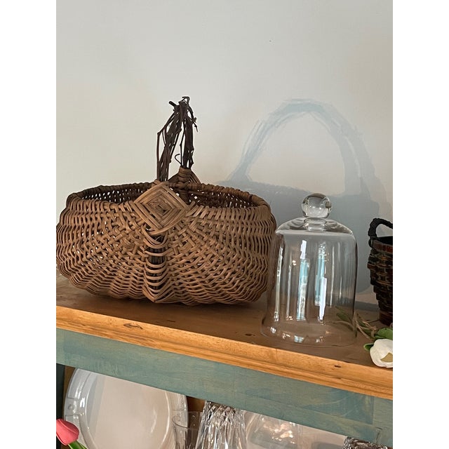 American Antique 19th Century Buttocks Basket – Hand-Split Oak W/ Twig Handle & God’s Eye For Sale - Image 3 of 10