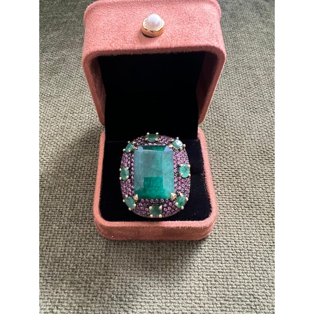 Bochic "Capri" 20 Carat Emerald & Pink Fancy Sapphire Ring Set 18K Gold & Silver For Sale - Image 13 of 18