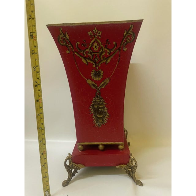Metal Vintage 1940s Hollywood Regency Red & Gold Toleware Cachepot Planter – Louis XV Style For Sale - Image 7 of 7
