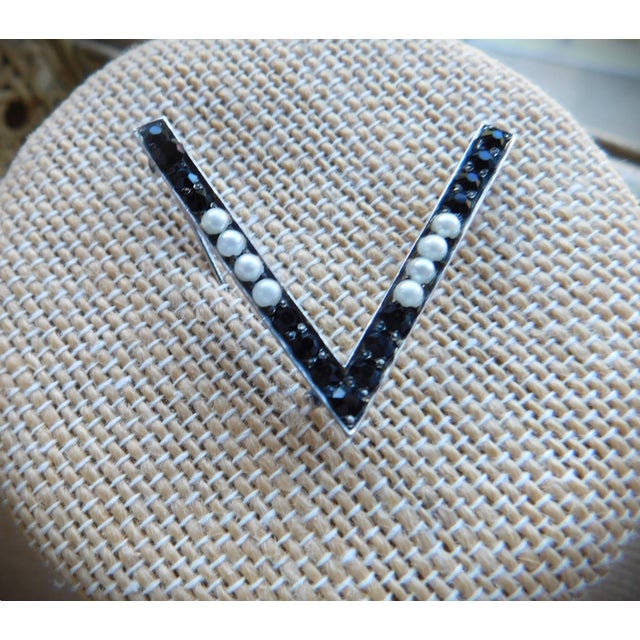 Ww2 Victory "V" Sterling Brooch Pin, Sweetheart Jewelry, Red Stones, White Pearls, & Blue Stones For Sale In New York - Image 6 of 12