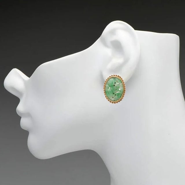 Contemporary 14KY Vintage Carved Jadeite Jade Earrings, 2 pieces For Sale - Image 3 of 3