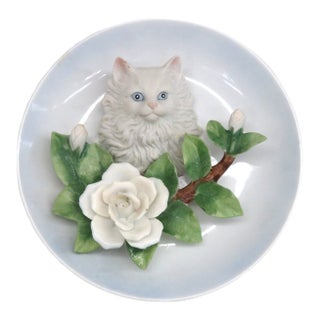 Main Aisle 3d White Persian Cat and Roses 1990 Decorative Collectors Plate 4837b For Sale