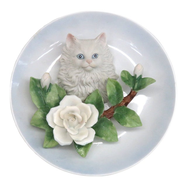 Main Aisle 3d White Persian Cat and Roses 1990 Decorative Collectors Plate 4837b For Sale