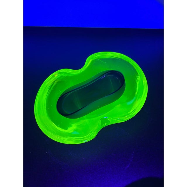 1960s Rare MCM Biomorphic Murano Uranium Glass Bowl by Antonio Da Ros for Cenedese For Sale - Image 9 of 13
