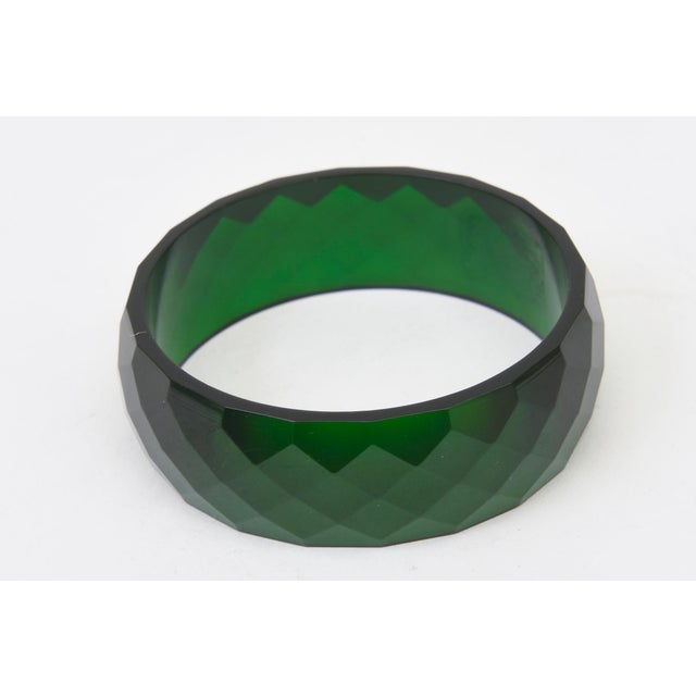 1930s Vintage 1930's Green Diamond Faceted Bakelite Bangle Bracelet For Sale - Image 5 of 11