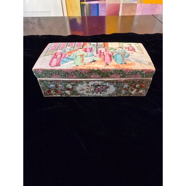 Mid 19th Century Antique Chinese Porcelain Jewelry Jewel Box Medallion For Sale In Boston - Image 6 of 12