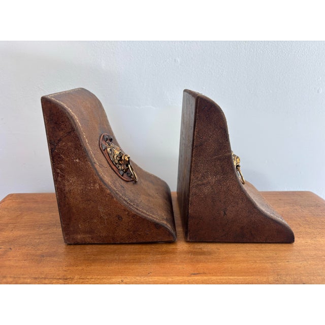 1980s English Regency Aged Leather Bookends With Ringed Lion Heads For Sale - Image 6 of 10