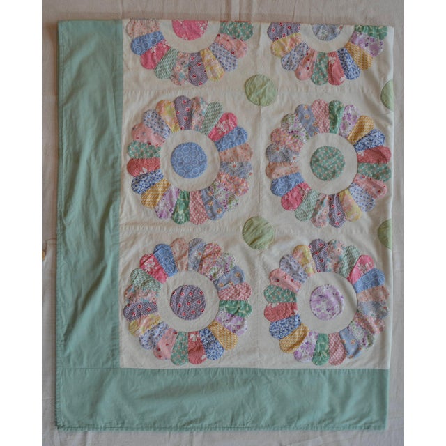 A beautifully crafted vintage Dresden Plate quilt featuring both hand and machine stitching. This cheerful summer-weight...
