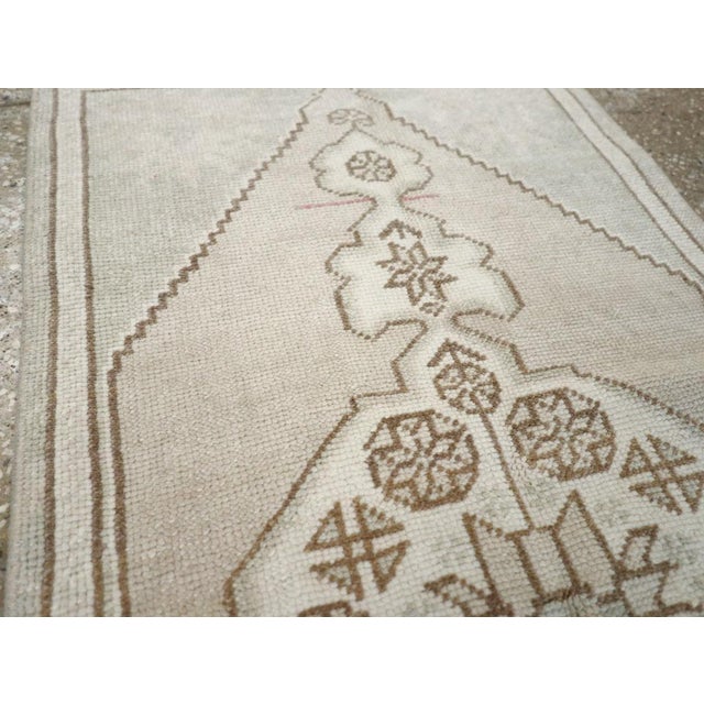 Tribal Galerie Shabab Collection Mid-20th Century Turkish Oushak Throw Rug For Sale - Image 3 of 8
