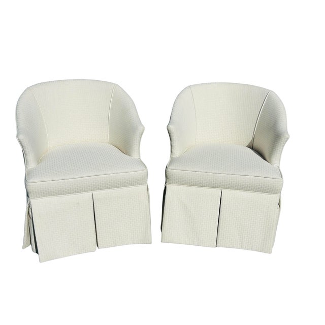 Baker Furniture Company Vintage Pair of Skirted Barrel Club Chairs With Casters – Transitional Upholstered Accent Chairs in Neutral Textured Fabric For Sale - Image 4 of 15