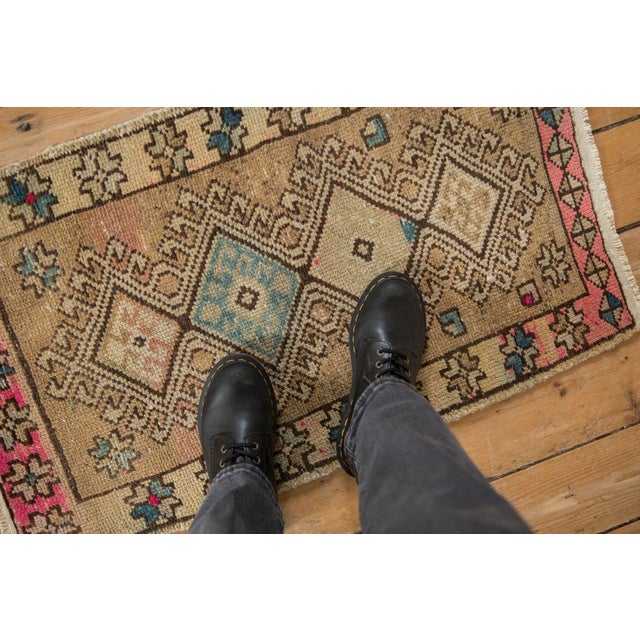 :: Single column interconnected diamond shaped medallions with interior germinating blossom in geometric contour wrapped...