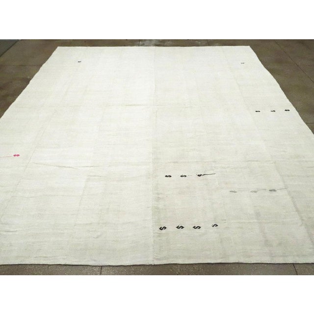 Mid 20th Century Galerie Shabab Collection Natural White Mid-20th Century Turkish Flat-Weave Kilim Large Room Size Carpet For Sale - Image 5 of 10