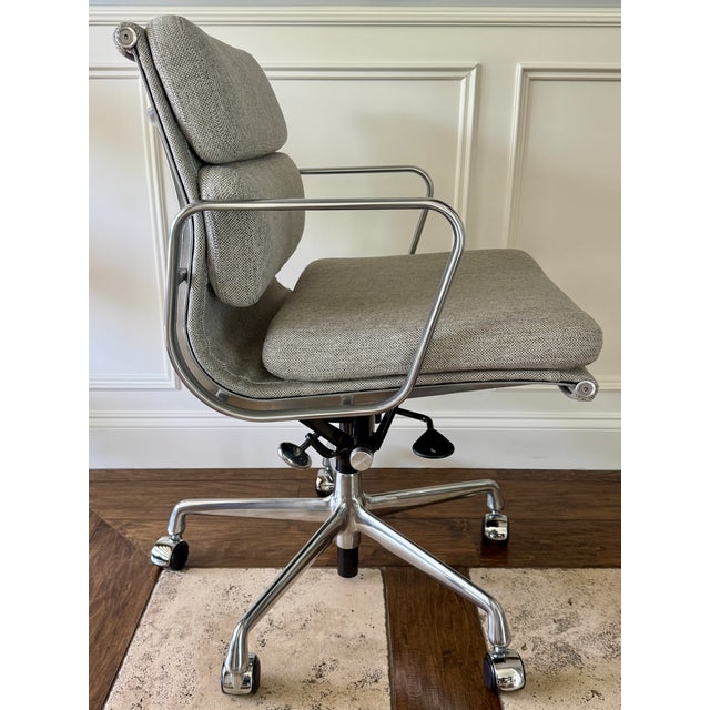 Pre-owned Herman Miller Eames Soft Pad Management Height Chair. A polished contoured aluminum frame with 2"-thick cushions...