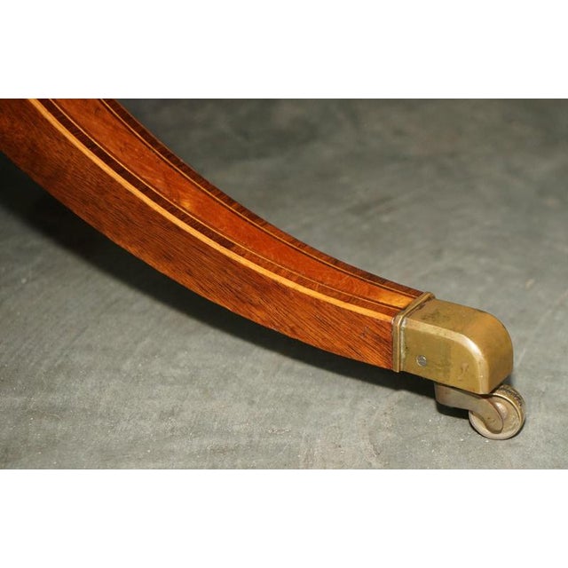 Regency Crossbanded Extendable Pedestal Dining Table in Satinwood, 1820s For Sale - Image 6 of 18