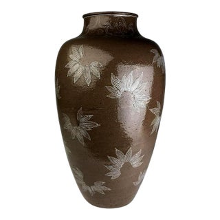 Rare Large Vase with White Slip Inlay Makuzu Kozan Meiji Period For Sale