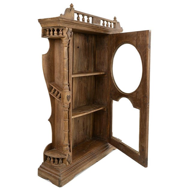 This wall-mounted display case is 119 cm high, 84 cm wide and 20 cm deep, and is a piece of furniture rich in character...