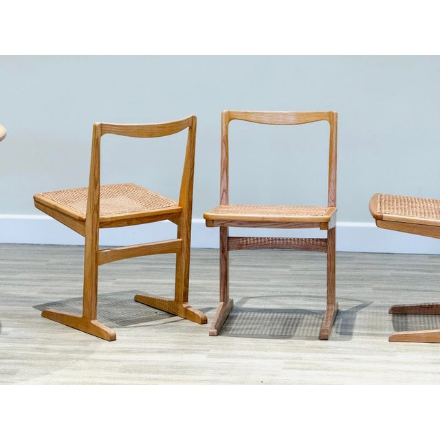 Beige Mid-Century Circular Dining Table in Elm and Chairs in Rattan, 1960s, Set of 5 For Sale - Image 8 of 12
