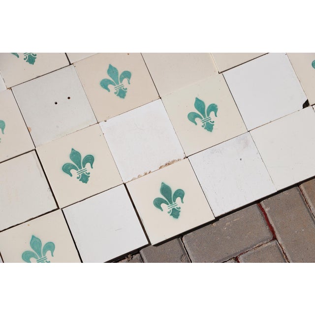 1900s Portuguese Large Antique Fleur-De-Lis & Plain White Tiles Set of 77 For Sale - Image 17 of 18