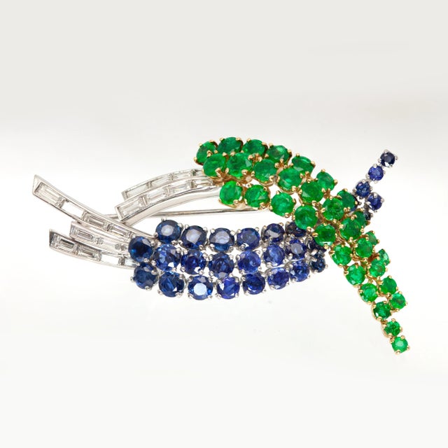 1960s Platinum and 18k Yellow Gold Sapphire Emerald and Diamond Brooch For Sale - Image 4 of 14