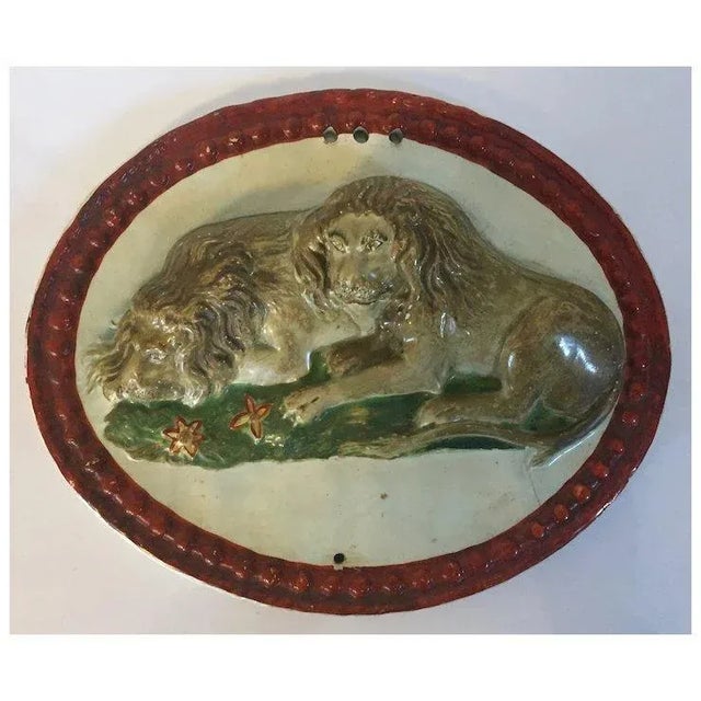 Early 19th Century Antique Early 19th Century English Staffordshire George III Pearlware Prattware Oval Wall Plaque of Two Recumbent Lions Circa 1800 For Sale - Image 5 of 9