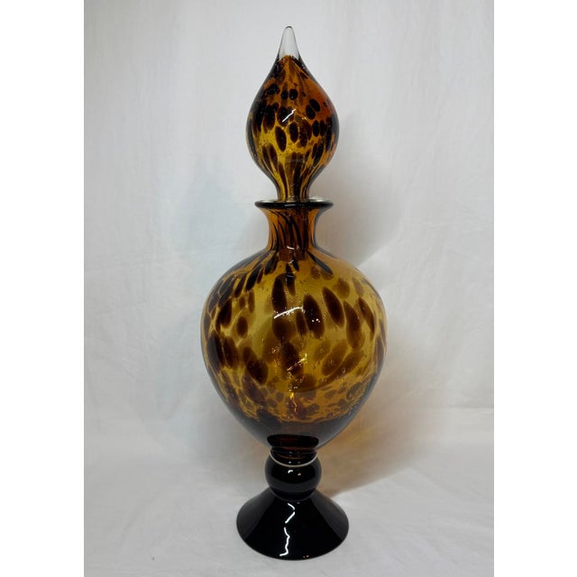 Hollywood Regency Late 20th Century Large 21” Tortoise Shell Pattern Glass Pedestal Jar With Teardrop Stopper For Sale - Image 3 of 9