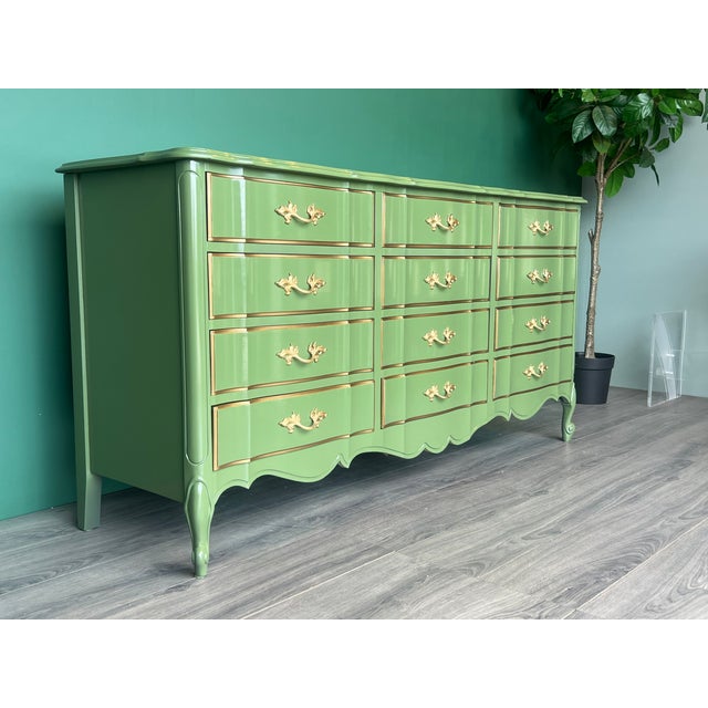 1970s French Provincial Green Lacquered Dresser of Twelve Drawers For Sale - Image 12 of 18